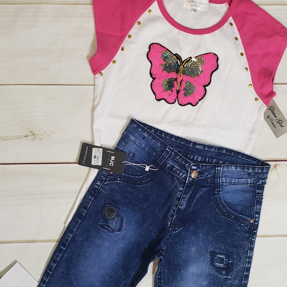 Short sleeve two tone top and denim capris